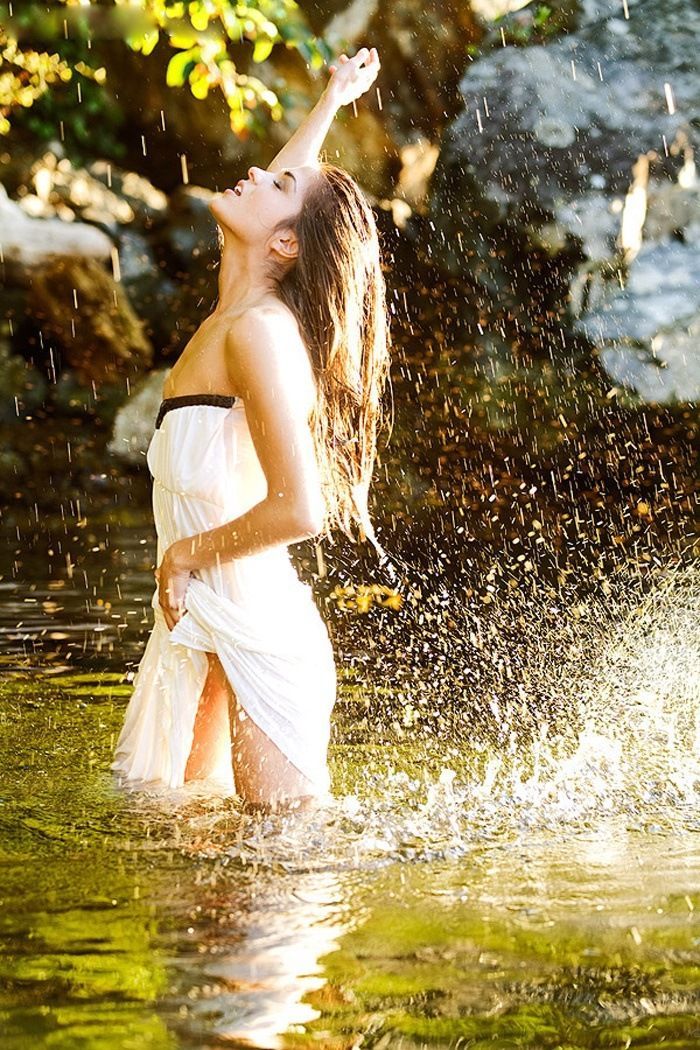 Marie Avgeropoulos in Keretaro