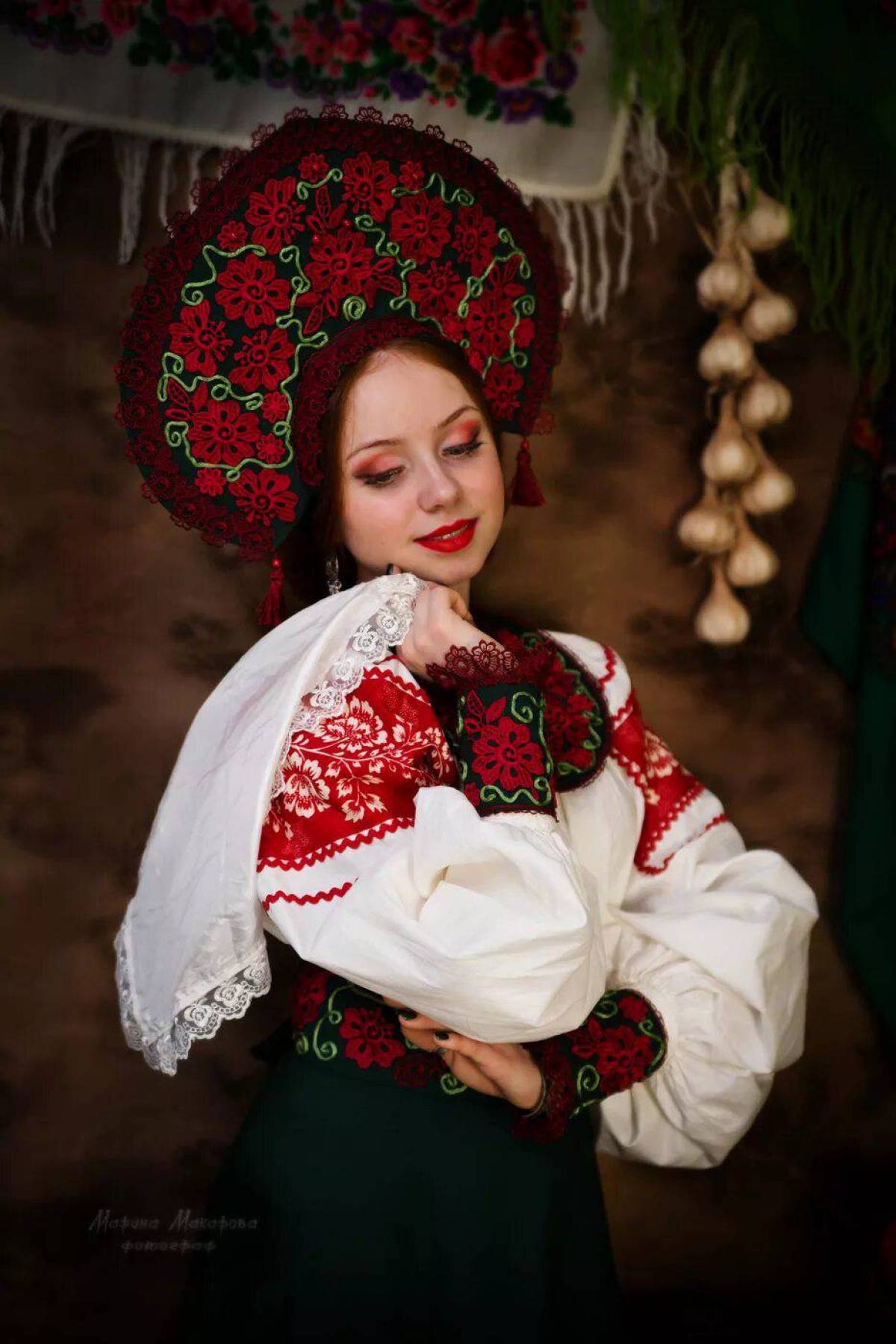 Women in Slavic costumes underwear in Keretaro