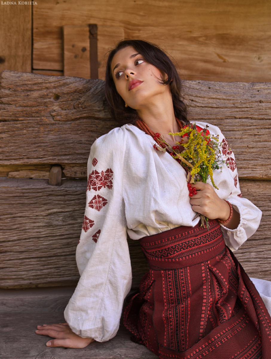 Girls in Slavic costumes in Keretaro