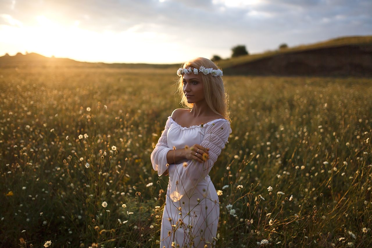 Girls in Slavic costumes in Keretaro