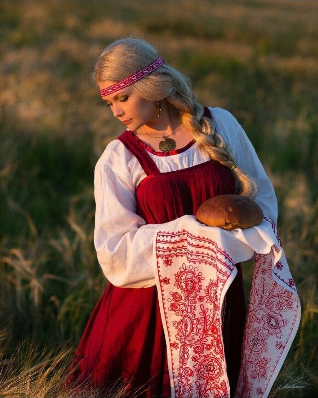 Girls in Slavic costumes in Keretaro