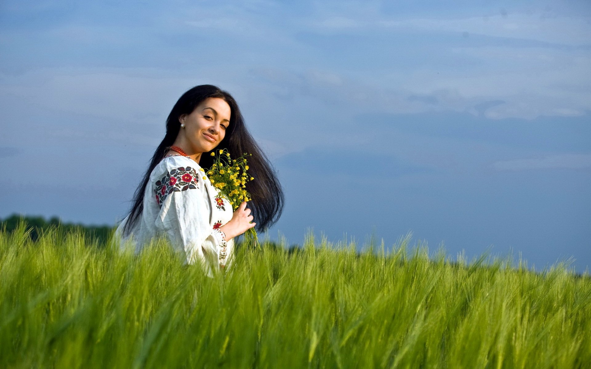 Girls in Slavic costumes in Keretaro