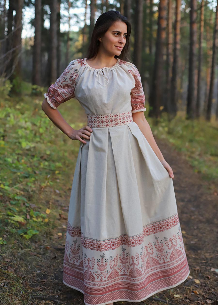 Girls in Slavic costumes in Keretaro