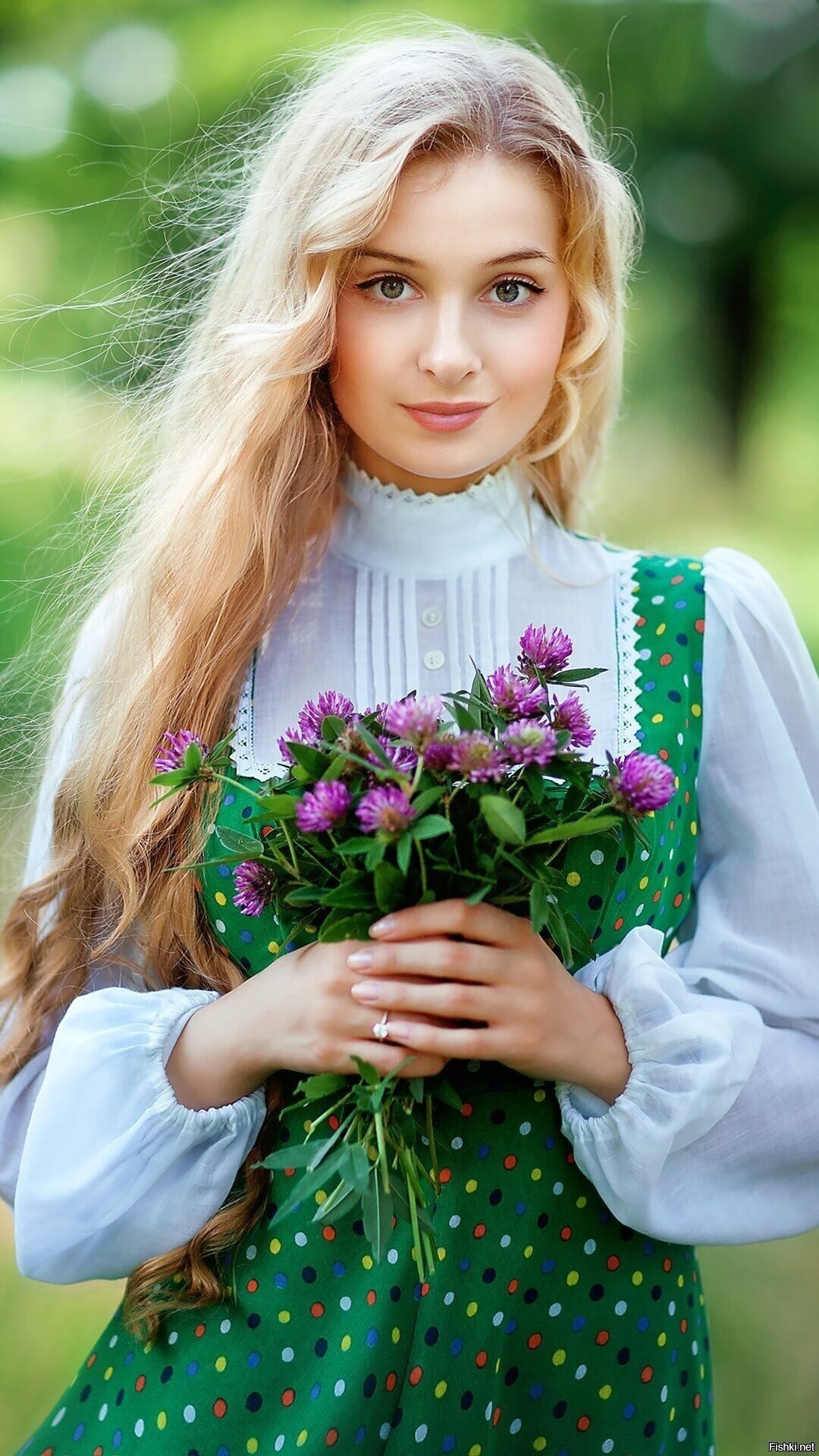 Girls in Slavic costumes in Keretaro