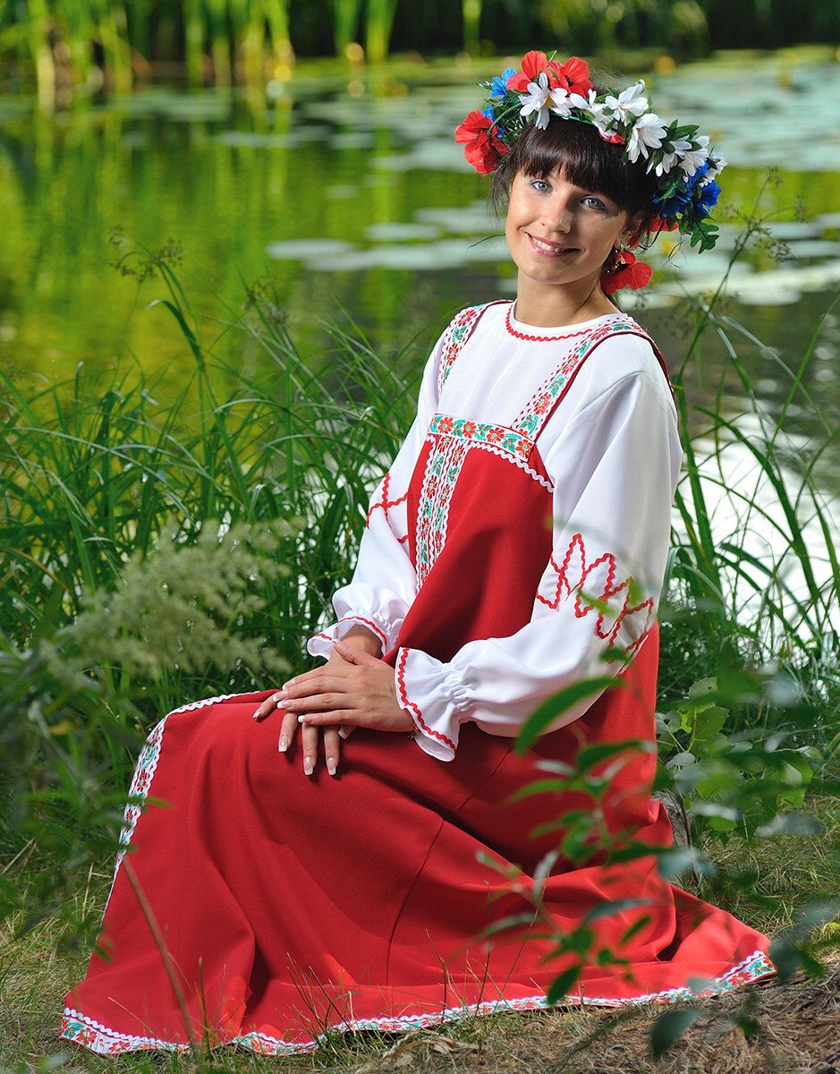 Beautiful girl Girls in Slavic costumes in Keretaro