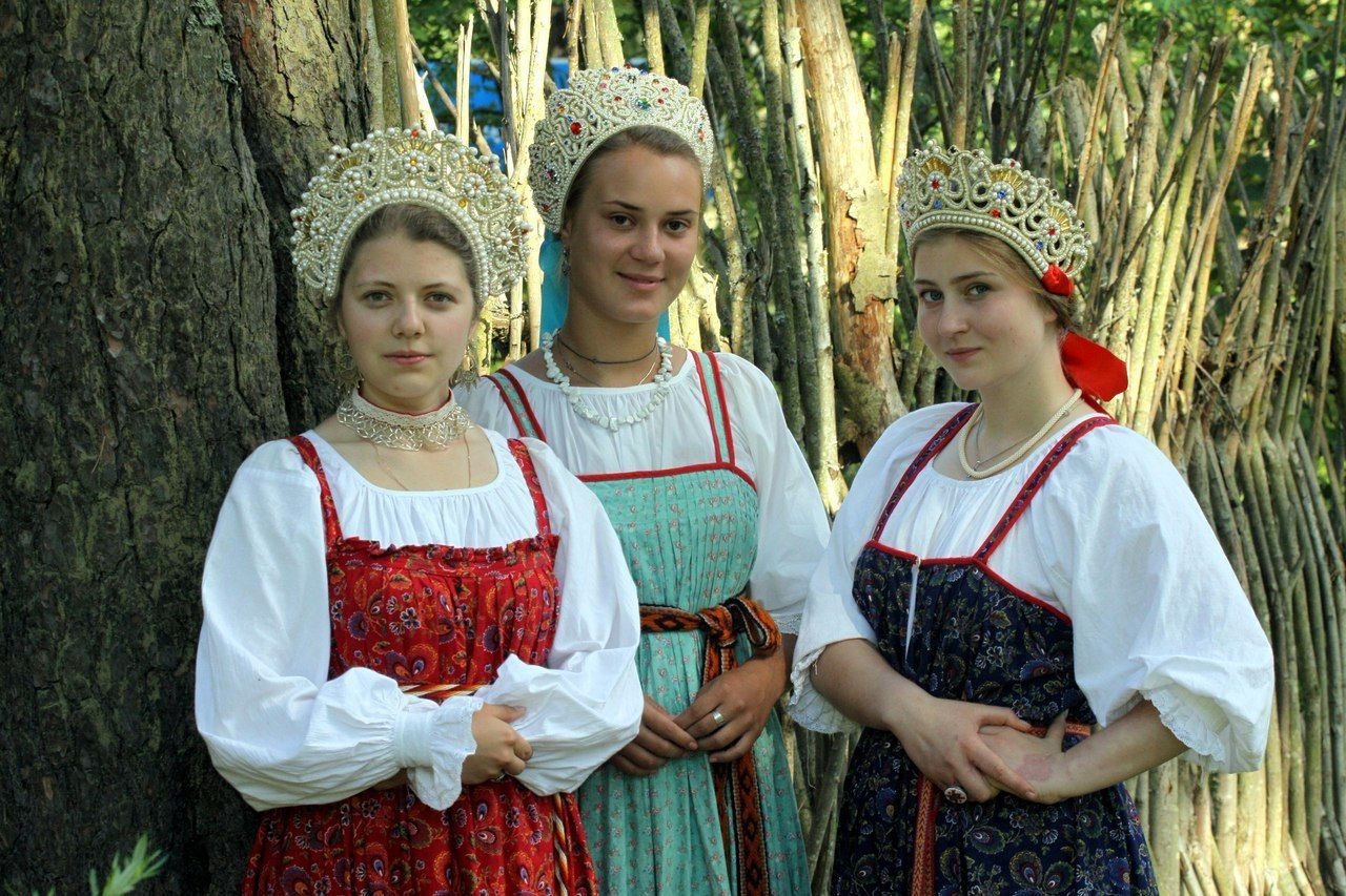 Sexy model Girls in Slavic costumes in Keretaro